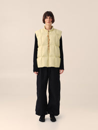 Жилет пуховий у м'якому жовтому кольорі