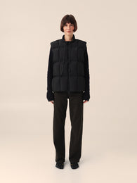 Жилет пуховий у чорному кольорі