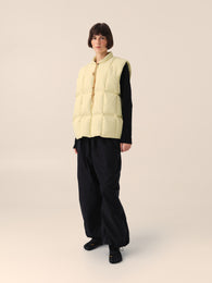 Жилет пуховий у м'якому жовтому кольорі