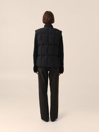 Жилет пуховий у чорному кольорі