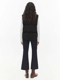 Базовий жилет у чорному кольорі