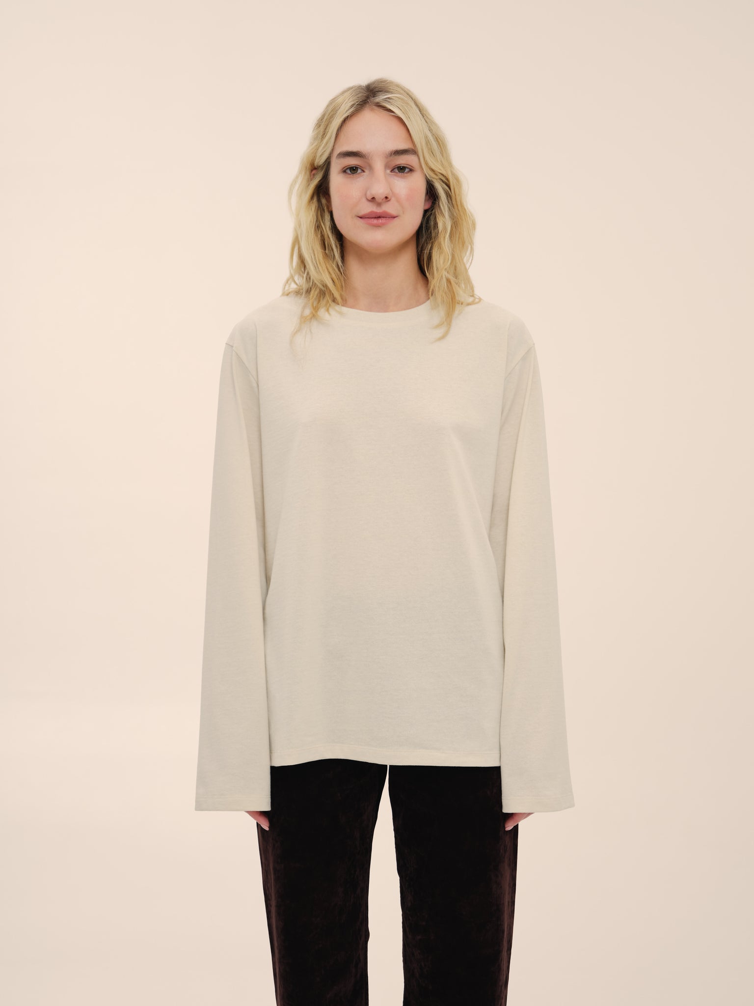 Лонгслів із переробленої бавовни в молочному кольорі