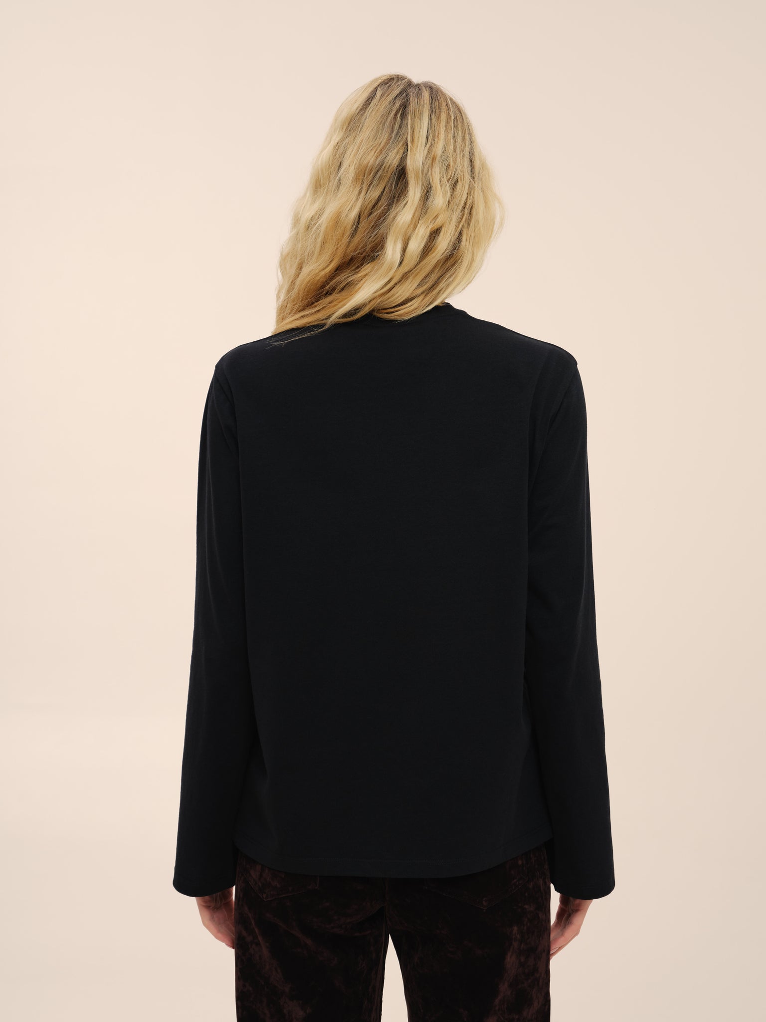 Лонгслів із переробленої бавовни в чорному кольорі