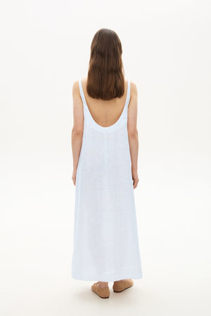 Довга сукня з бра та відкритою спиною біла