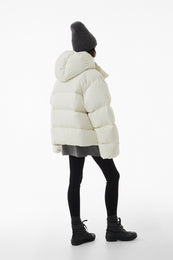 Короткий oversize пуховик молочний