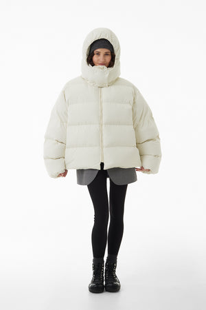 Короткий oversize пуховик молочний