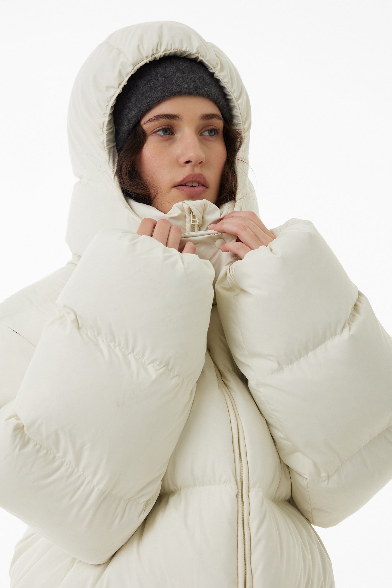 Короткий oversize пуховик молочний