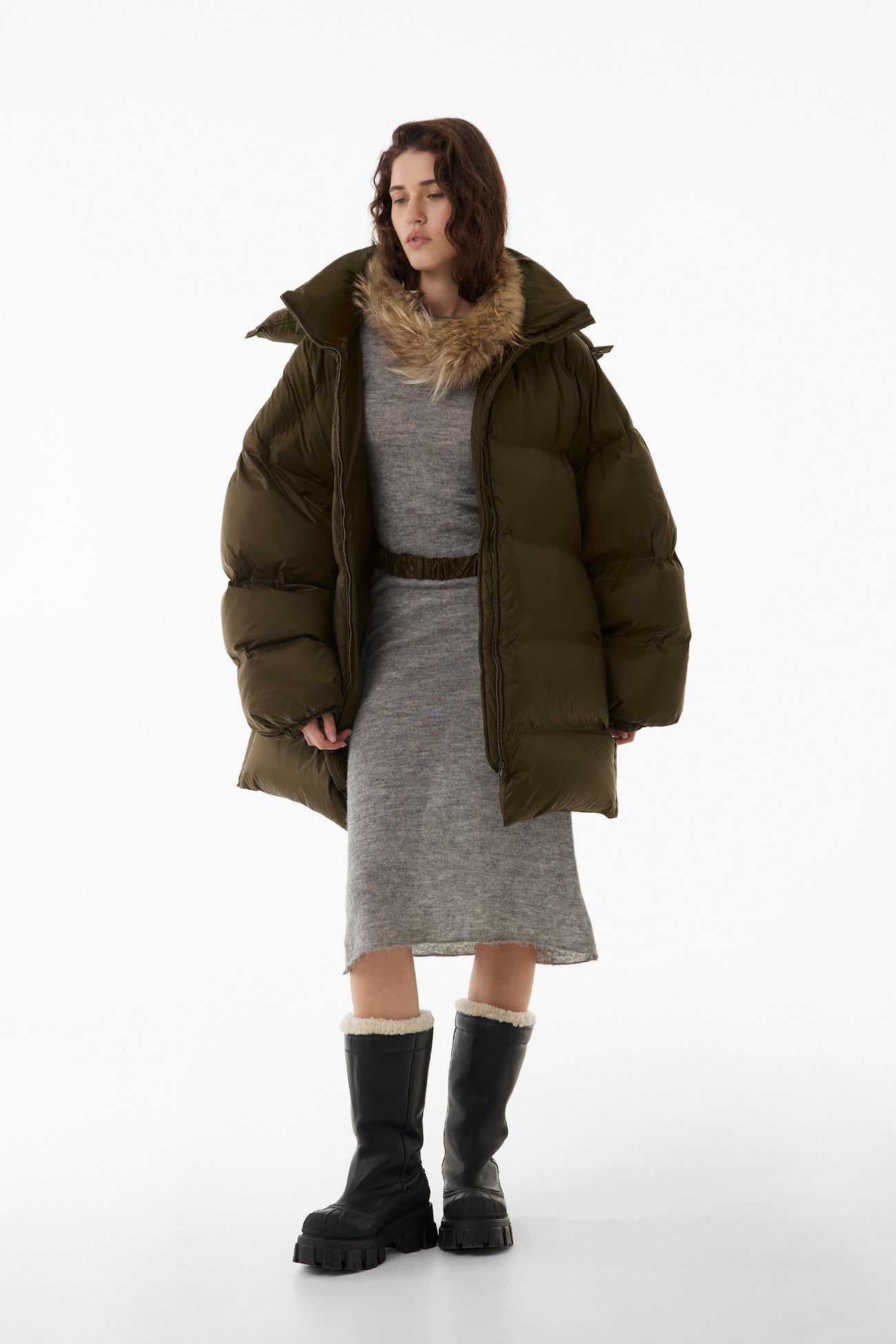 Довгий oversize пуховик коричнево-зелений