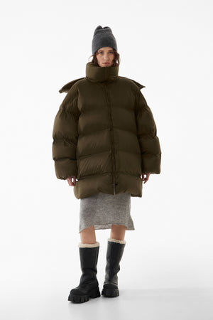 Довгий oversize пуховик коричнево-зелений