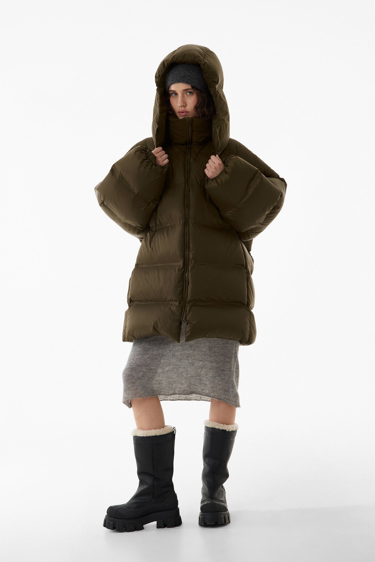 Довгий oversize пуховик коричнево-зелений