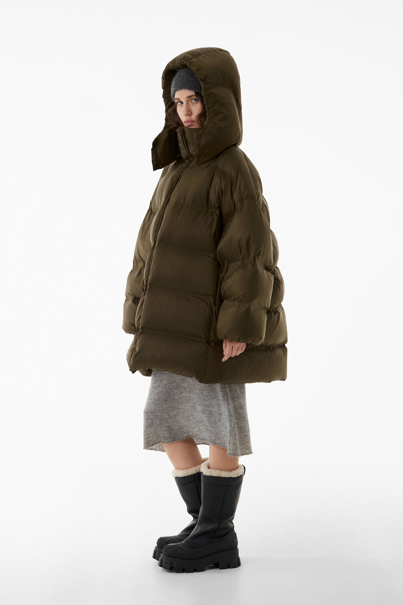 Довгий oversize пуховик коричнево-зелений