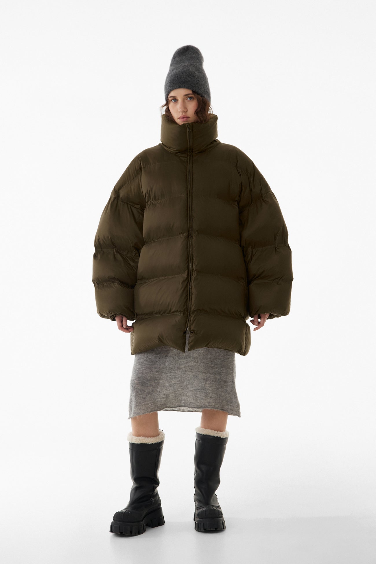 Довгий oversize пуховик коричнево-зелений