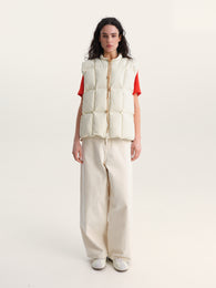 Жилет пуховий у молочному кольорі