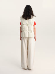 Жилет пуховий у молочному кольорі