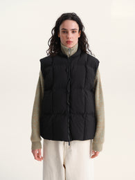 Жилет пуховий у чорному кольорі