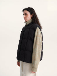 Жилет пуховий у чорному кольорі