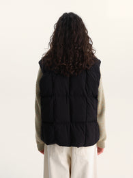 Жилет пуховий у чорному кольорі