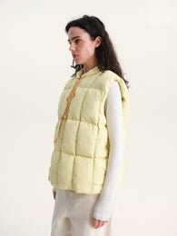 Жилет пуховий у м'якому жовтому кольорі