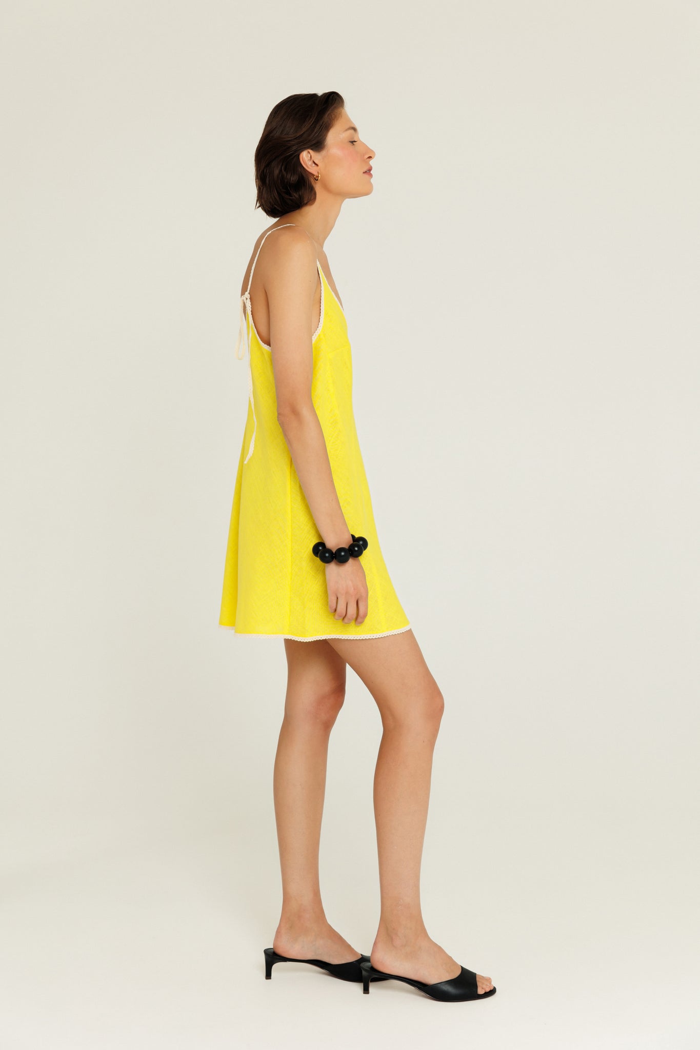 Сонячно-жовта коротка сукня оздоблена мереживом