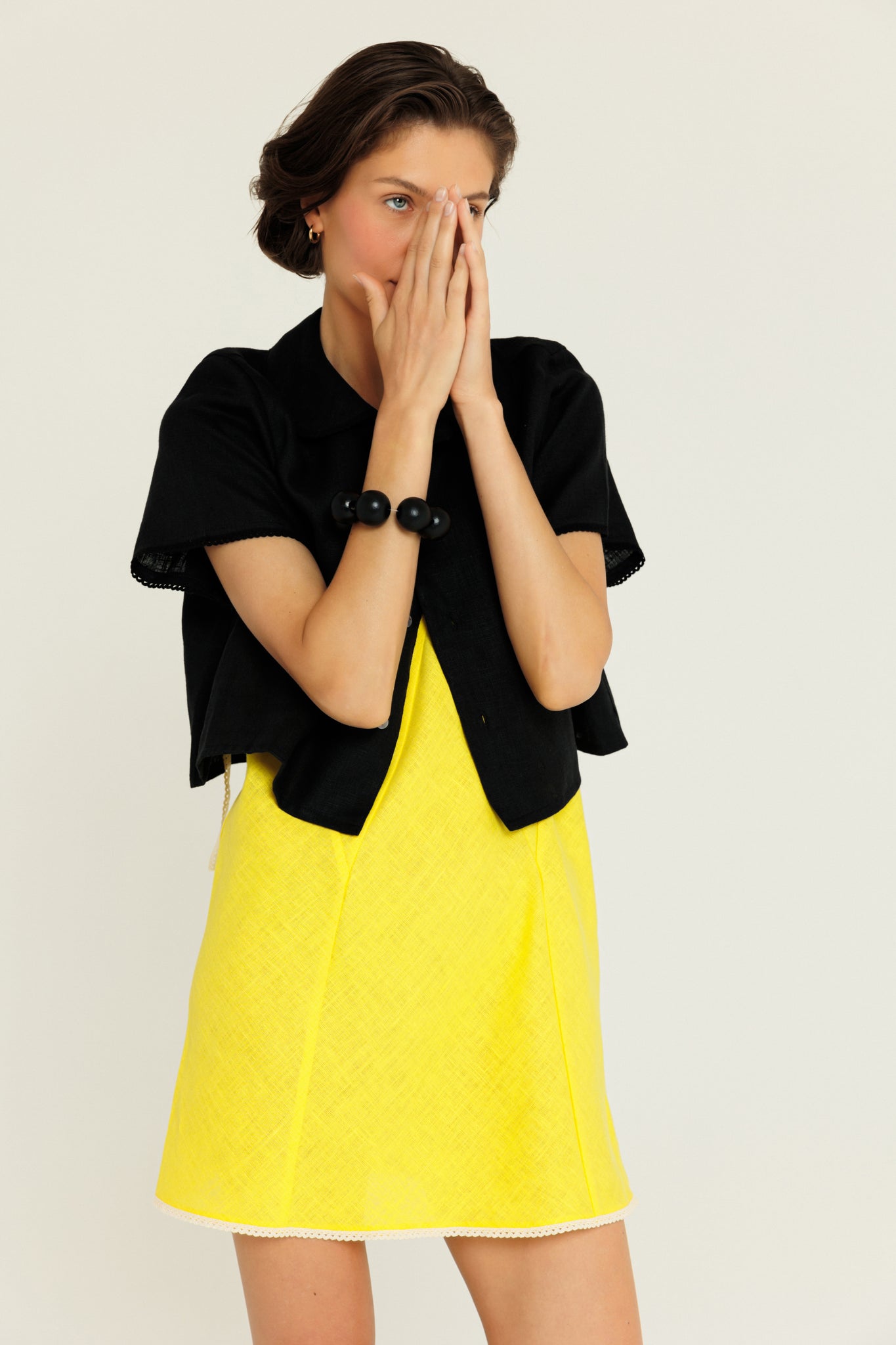 Сонячно-жовта коротка сукня оздоблена мереживом